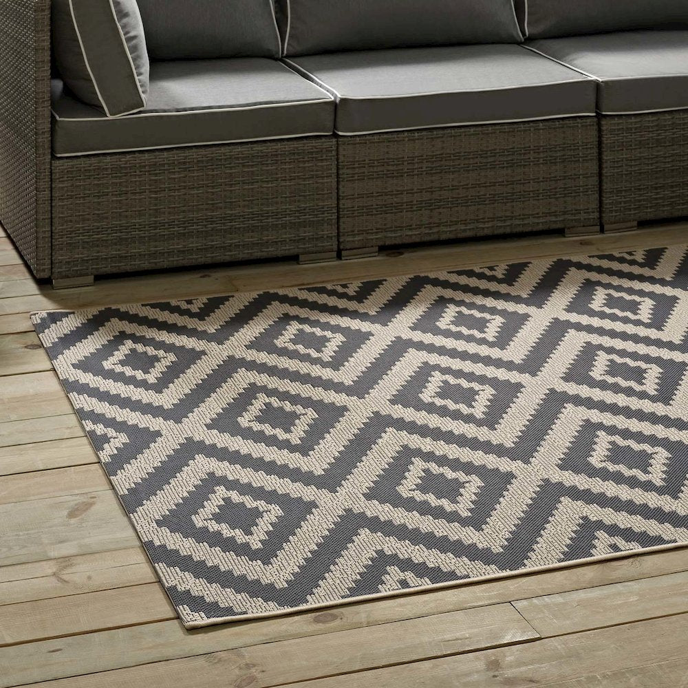 Jagged Geometric Diamond Trellis Indoor and Outdoor 5x8 Area Rug