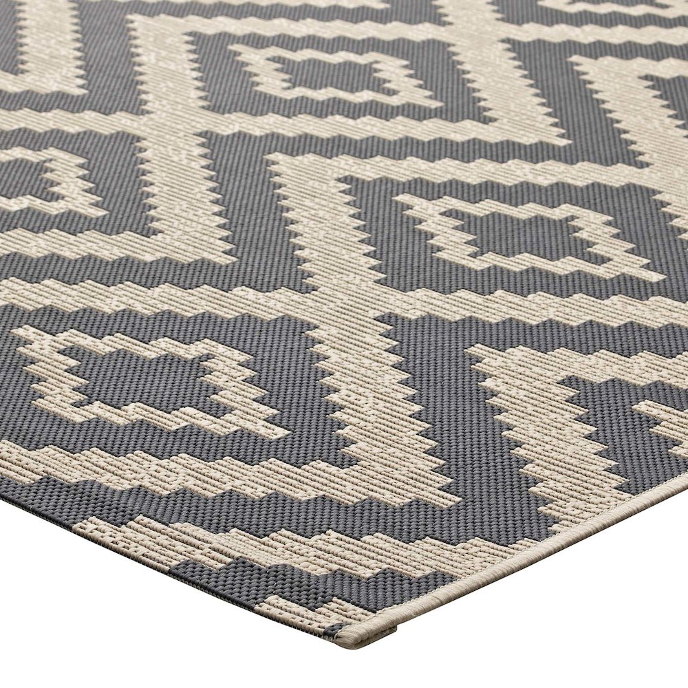 Jagged Geometric Diamond Trellis Indoor and Outdoor 8x10 Area Rug