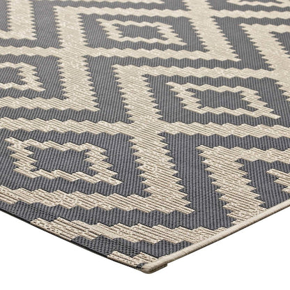 Jagged Geometric Diamond Trellis Indoor and Outdoor 8x10 Area Rug