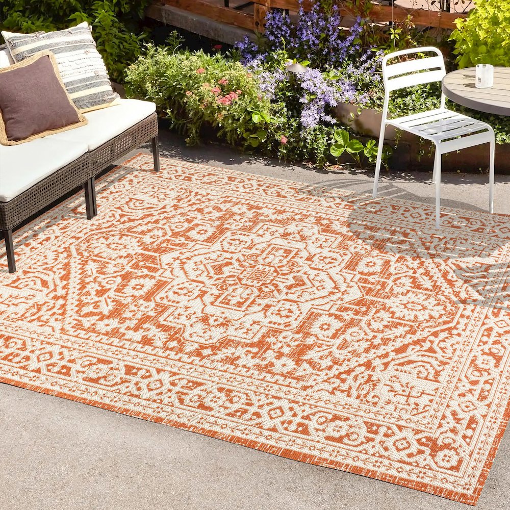 Sinjuri Medallion Textured Weave Indoor/Outdoor Area Rug