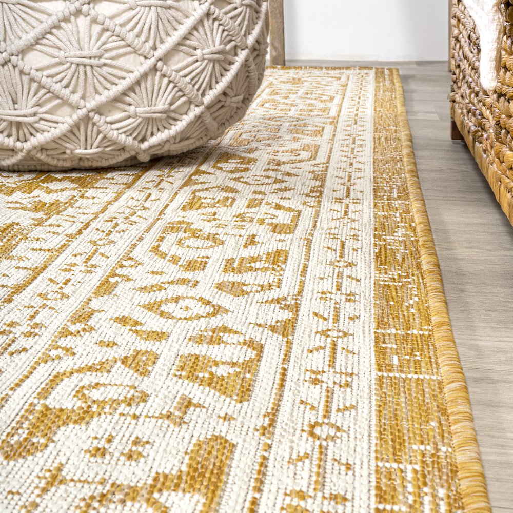 Sinjuri Medallion Textured Weave Indoor/Outdoor Area Rug