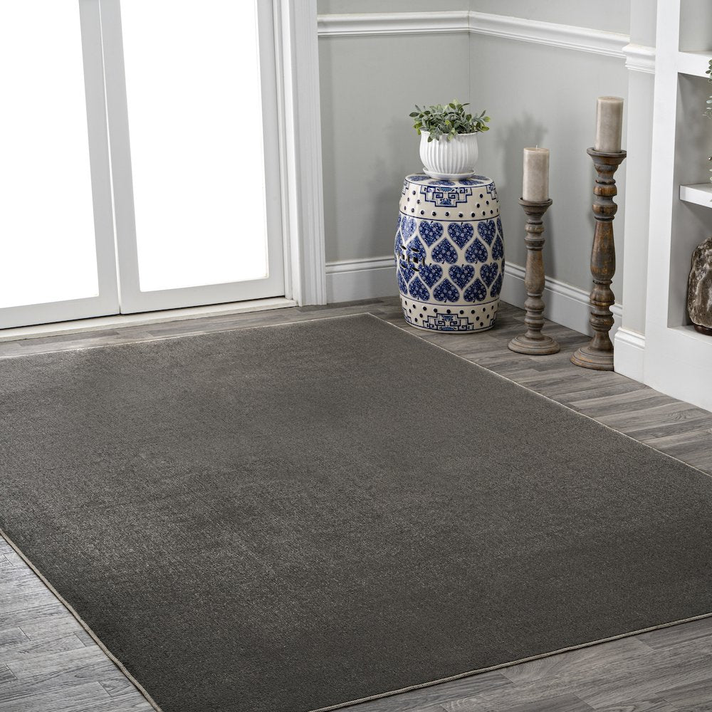 Twyla Classic Solid Low-Pile Machine-Washable Area Rug