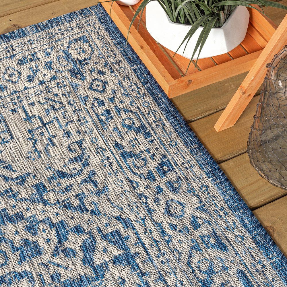 Sinjuri Medallion Textured Weave Indoor/Outdoor Area Rug