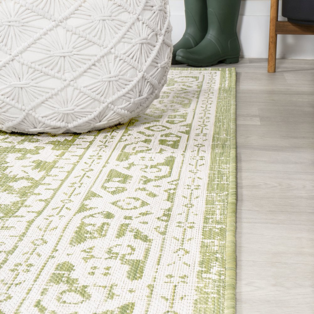 Sinjuri Medallion Textured Weave Indoor/Outdoor Area Rug