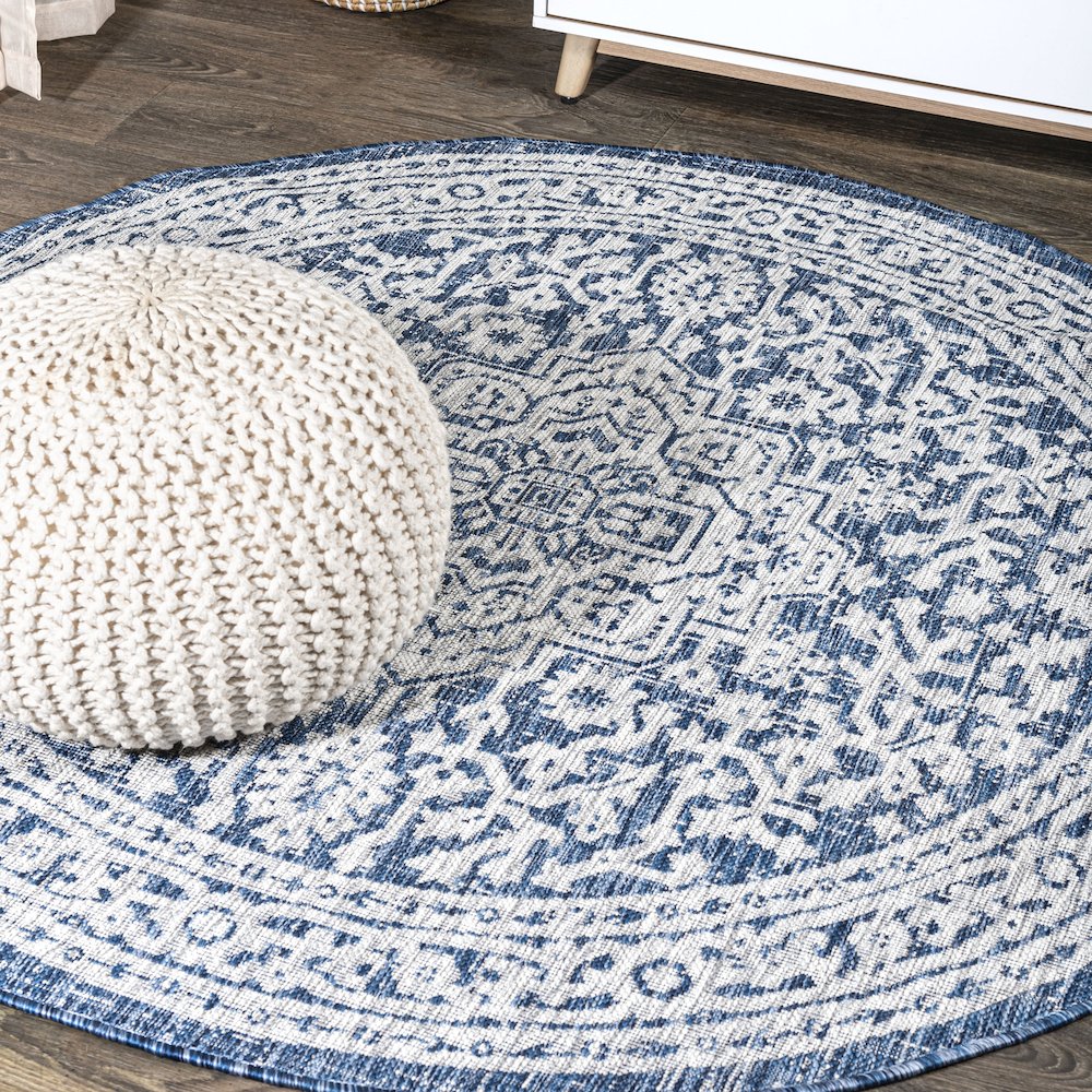 Sinjuri Medallion Textured Weave Indoor/Outdoor Area Rug