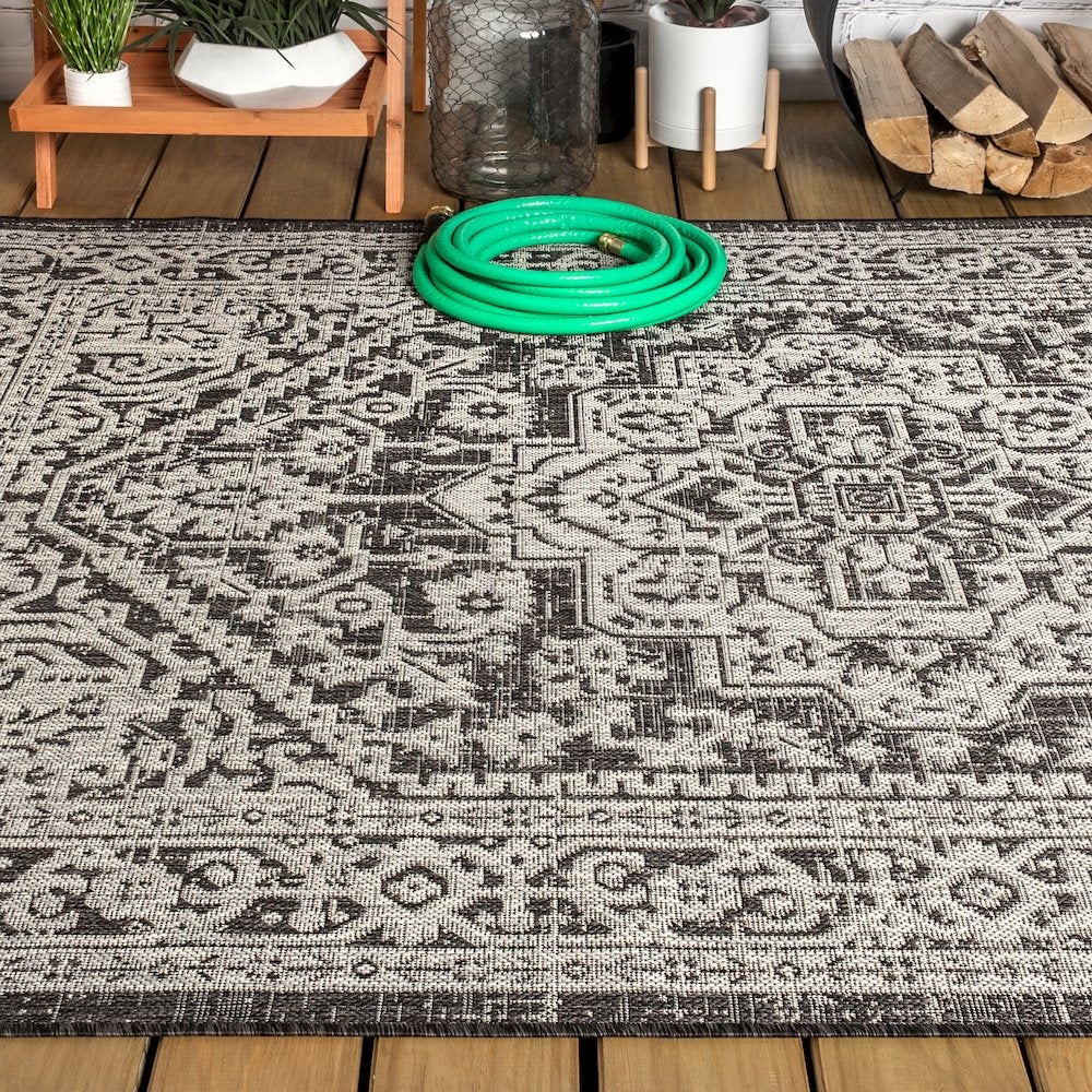 Sinjuri Medallion Textured Weave Indoor/Outdoor Area Rug