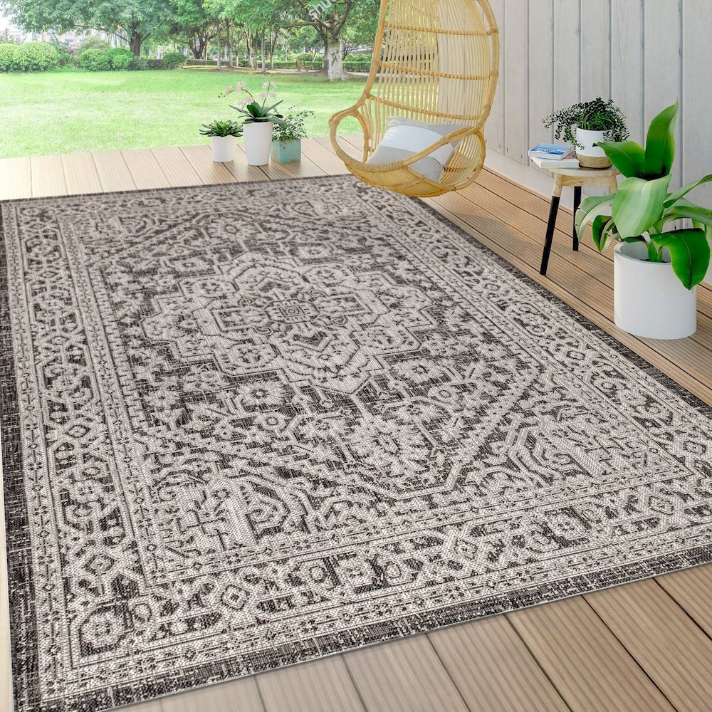 Sinjuri Medallion Textured Weave Indoor/Outdoor Area Rug