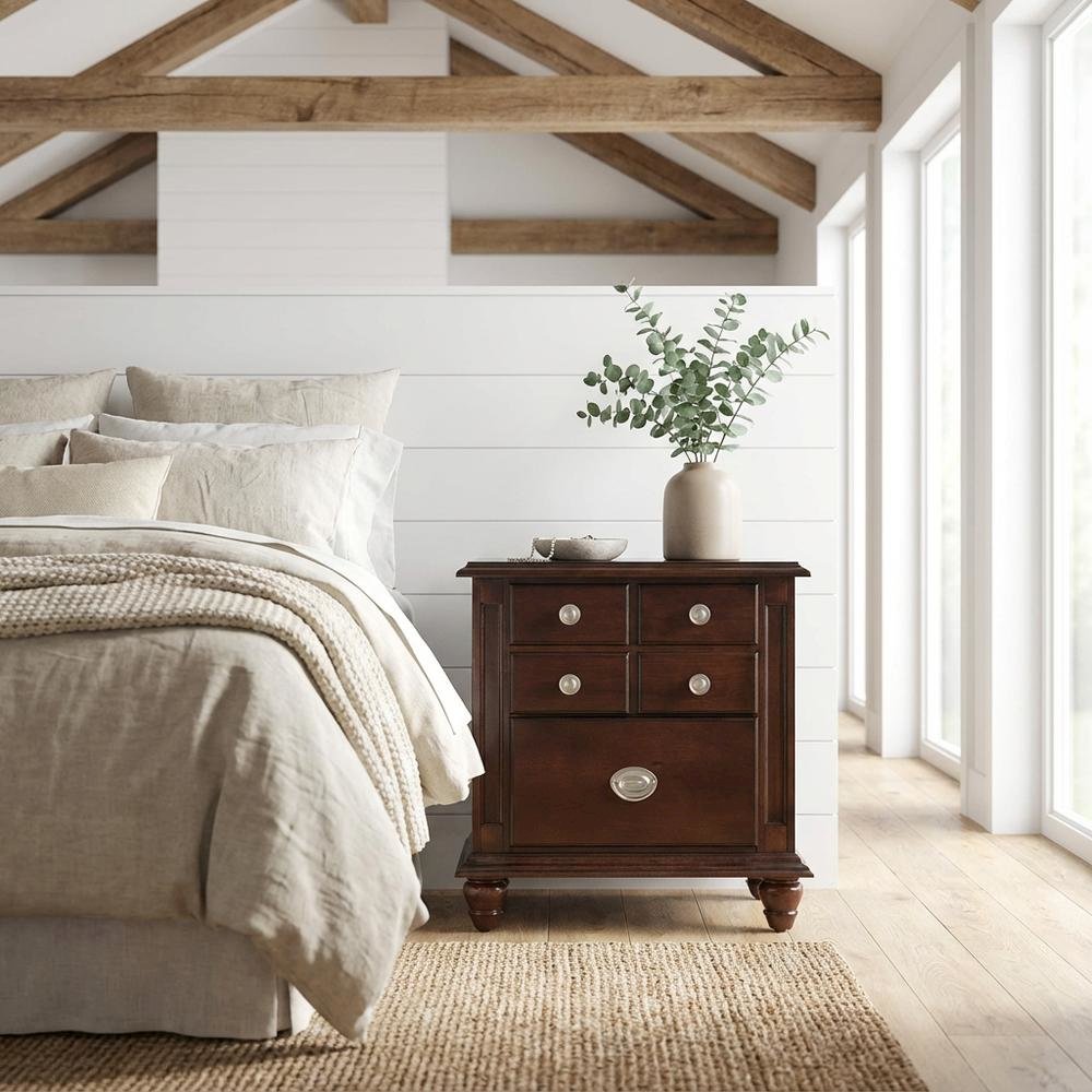 Cappuccino Nightstand with Dovetailed Drawers and Traditional Style