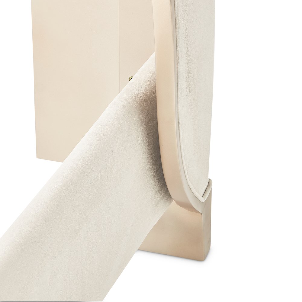 Malibu Crest Cal. King Curved Panel Bed - Chardonnay