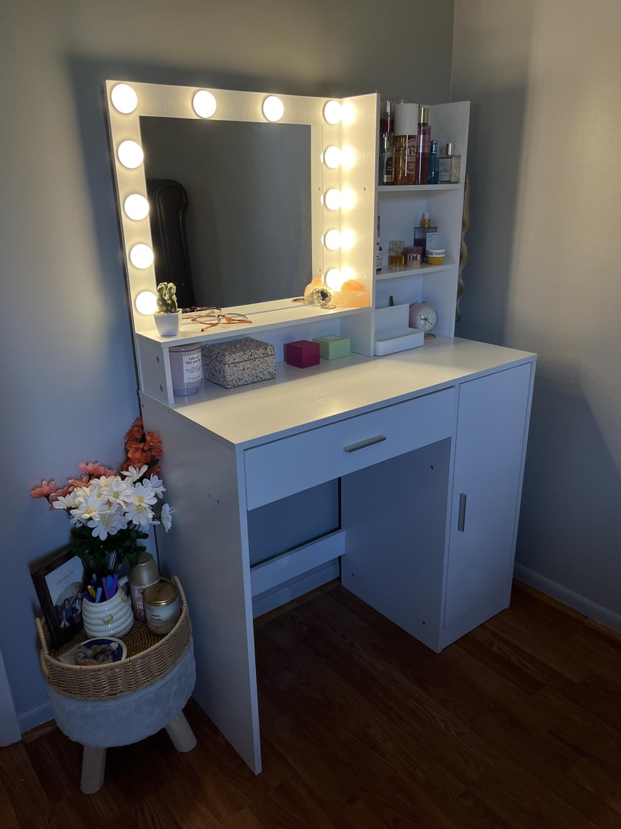 Vanity Desk with Mirror & Light, Large Drawer Three Level Storage Dresser, 3 Lighting Modes Adjustable Brightness, Bedroom Dressing Table (White)